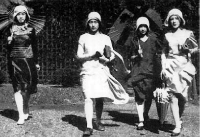 Figure 1. Modern girls who kept short hair, wore dresses, and leather shoes, circa 1925 (Hakubunka Shinsha)